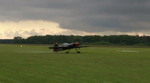 Aerobatic plane circles on grass before take off Stock Footage 38281375