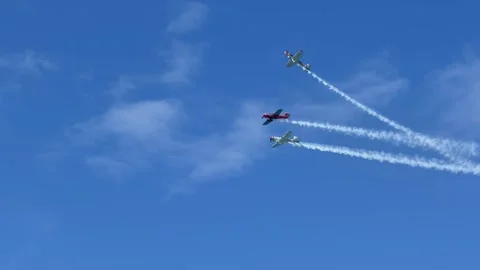 Aerobatic Propeller Planes Performing Formation Stunts Vidéo 345218532