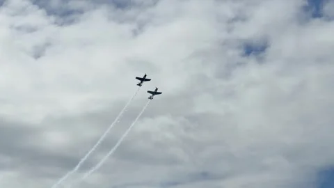 Aerobatic Propeller Planes Performing Stunts with Smoke Trails in Gold Coast 库存影片 345485267