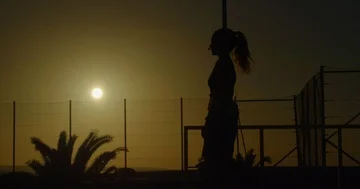 An Aerobics Instructor inspires her class. Vídeo Stock 85569561