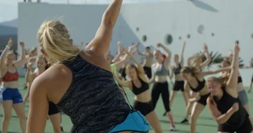 An Aerobics Instructor motivating her class. Video stock 85571617