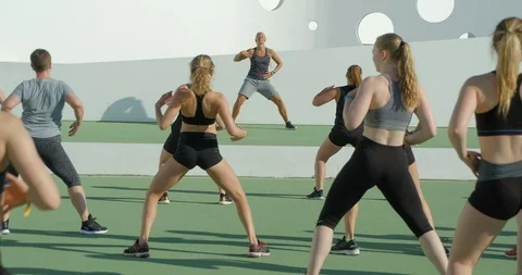 An Aerobics Instructor takes a class of all women. Vídeo Stock 85570223
