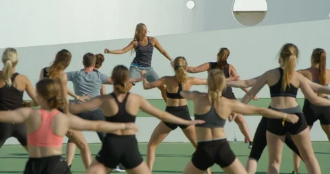 An Aerobics Instructor takes her class. Vídeo Stock 85570540