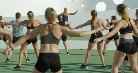 An Aerobics instructor taking afun class in the sun. Vídeos de archivo 85570267