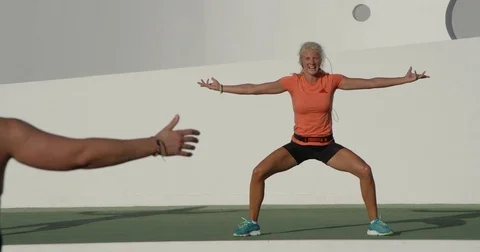 An Aerobics Instrutor Talks to Her Class. Vídeos de archivo 79823211