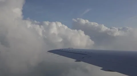 Aeroplain's wing flying through clouds Vidéo 52859731