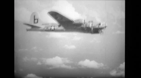 Aeroplane B-17 turning sharply to the left Stock Footage