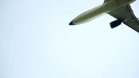 Aeroplane Flying Overhead 動画素材 92353424