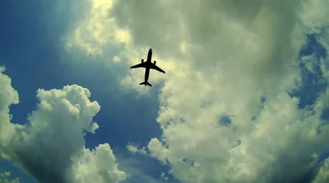 Aeroplane flying through the sky Video stock 38615003