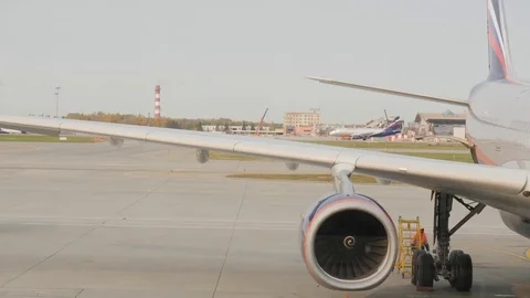 Aeroplane gets ready for passengers' boarding 스톡 동영상 82315580