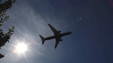 An aeroplane passes through the sun while approaching Heathrow Airport Stock Footage 90603270