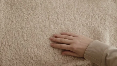 Aesthetic video of hands touching soft ivory wool fluffy sweater. 库存影片 325345441