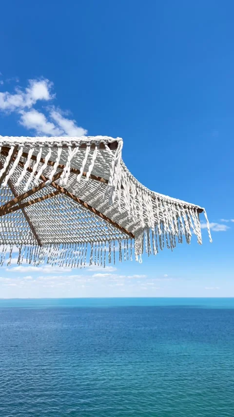 Aesthetic white macrame beach umbrella 库存影片 337315785
