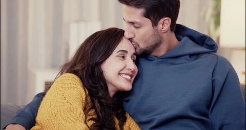 Affectionate couple relaxing on the sofa at home. Vidéo 319456637