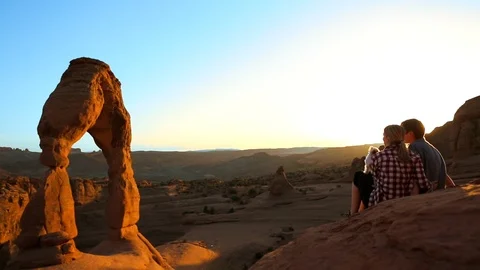Affectionate young couple sitting on a rock admiring a landscape. Vidéo 88342507
