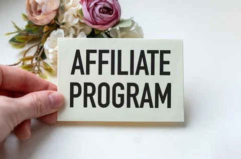 Affiliate Program text written on a note on the Office background Foto stock