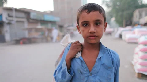 Afghan boy looking at camera Vidéo 37761142