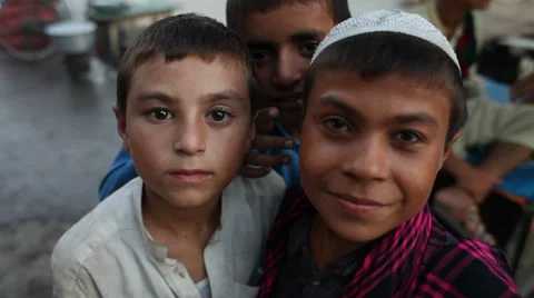 Afghan children looking at camera Vidéo 37755614
