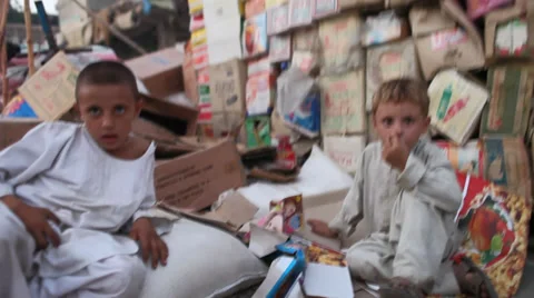 Afghan children looking at camera Vidéo 37758027