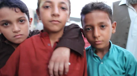 Afghan children looking at camera Vidéo 37772821