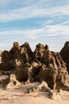Afloramento rochoso numa praia, que forma este monumento de pedra natural. Stock Photos