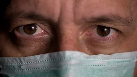 Afraid man with disposable respiratory mask 库存影片 126252601