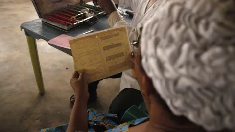 Africa eye surgeon checking and  treating patient eyes Vídeos de archivo 165431763