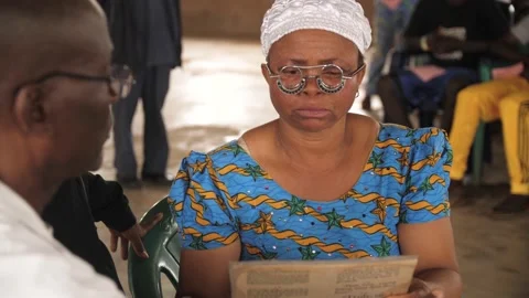 Africa eye surgeon checking and  treating patient eyes Vídeo Stock 165443206