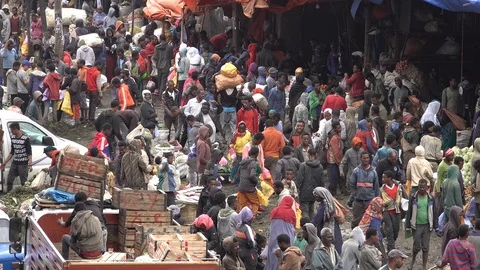 Africa poverty urbanization population - busy market in Addis Ababa Ethiopia Stock Footage