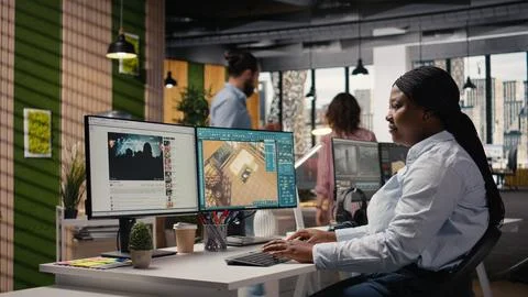 African american architectural developer working with remodeling software 스톡 사진