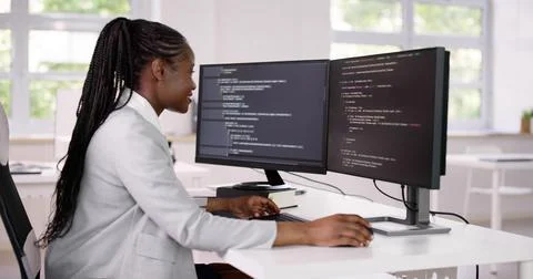 African American Coder Using Computer At Desk. Web Developer Lady Stockfoto's