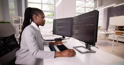 African American Coder Using Computer At Desk 库存照片