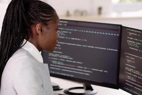 African American Coder Using Computer At Desk. Web Developer Lady Foto stock