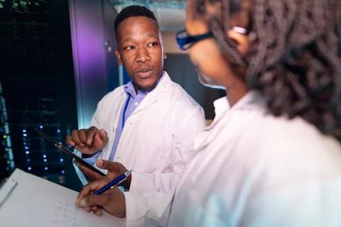 African american computer technicians using tablet working in server room Foto stock