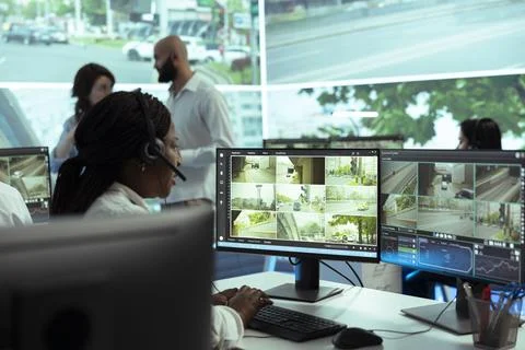 African american dispatch operator uses satellite sensors system 스톡 사진