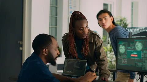 African american engineers programming code encountering system error Foto stock