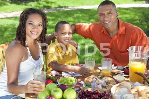 African american family eating healthy food outside Stock-Fotos