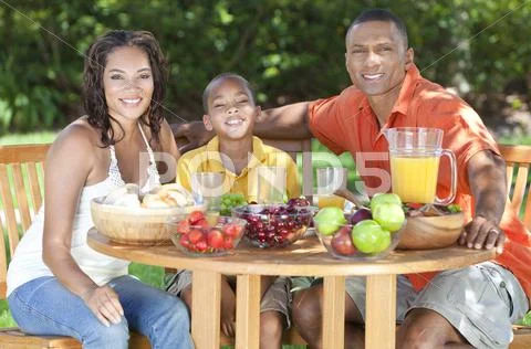 African american family healthy eating outside Stock Photos