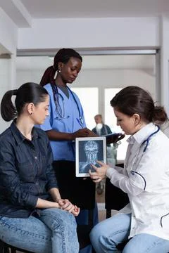 African american general practitioner interpreting x rays 스톡 사진