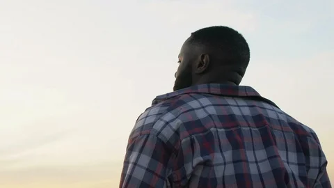 African american guy making important decisions in life looking at evening sky Vidéo 117196437
