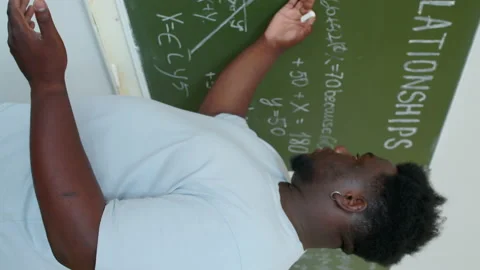 African American Guy Solving Math Problem Vídeos de archivo 237906910
