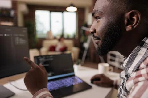 African american it engineer programming binary code Foto stock