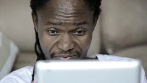 African American man using and viewing tablet computer Vídeos de archivo 199628910