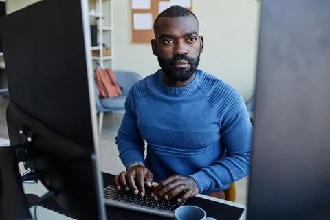 African American Man Using Computer at Home Office Foto stock