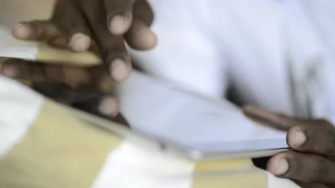 African American man using tablet computer for information. Vídeos de archivo 199628736