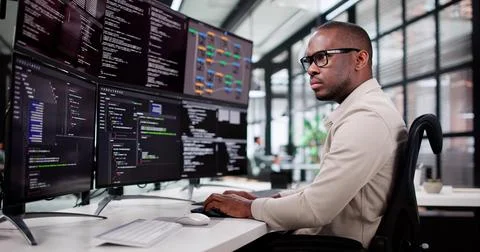 African American Programmer Developing Web Software In Office Setting 스톡 사진