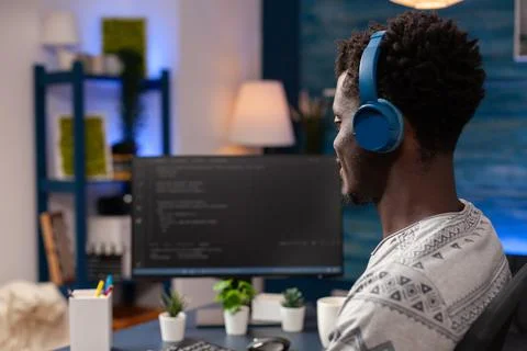 African american programmer with headset programming website code 库存照片