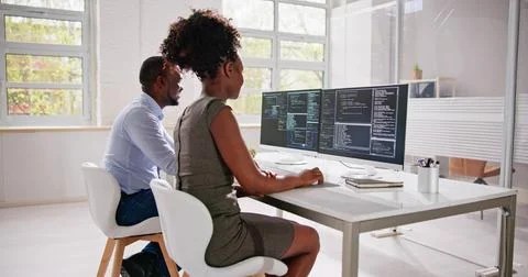 African American Programmer Woman Coding Stock-Fotos
