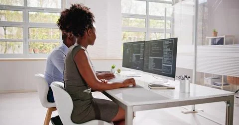 African American Programmer Woman Coding Foto stock