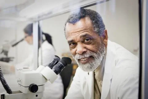 African American scientist using microscope in laboratory Foto stock